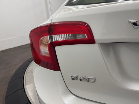 Used 2017 Volvo S60 T5 Inscription image 10