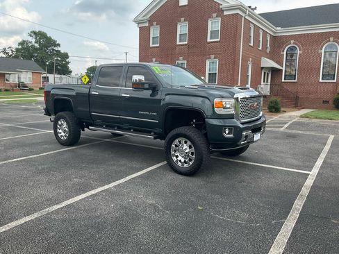 Used 2017 GMC Sierra 2500 Denali w/ Duramax Plus Package AWD/4WD image 2