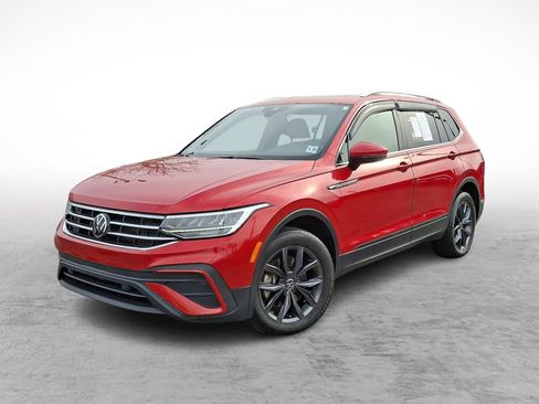 Used 2023 Volkswagen Tiguan SE w/ Panoramic Sunroof Package image 1
