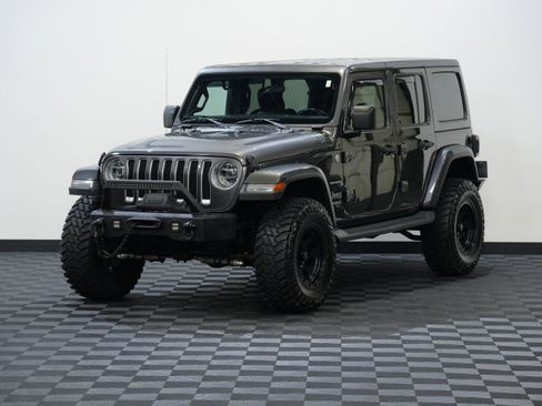Used 2018 Jeep Wrangler Unlimited Sahara w/ Safety Group AWD/4WD image 3