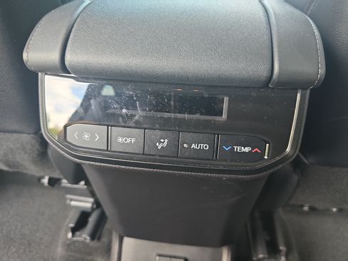 Used 2021 Toyota Highlander XSE FWD image 12