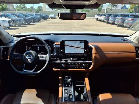 Used 2024 Nissan Pathfinder Platinum w/ Black Appearance Package FWD image 7
