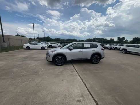 Used 2025 Nissan Rogue SV FWD image 7