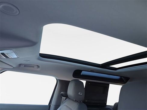 Used 2025 Land Rover Defender 90 S image 29