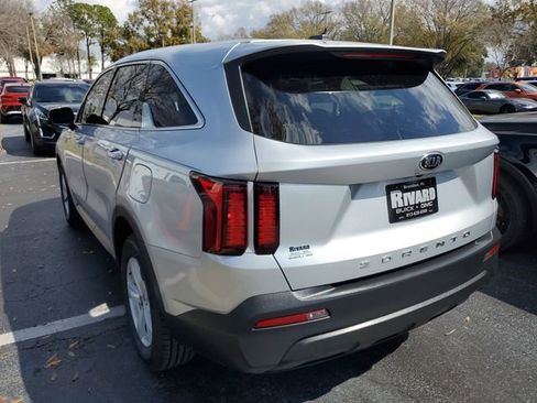 Used 2021 Kia Sorento LX image 3