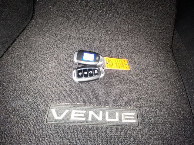 Used 2024 Hyundai Venue SEL FWD image 29