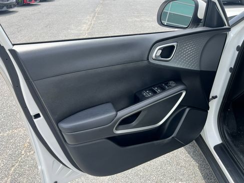 Used 2023 Kia Soul LX image 11