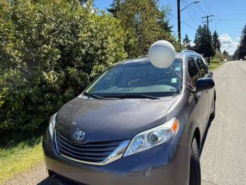Used 2011 Toyota Sienna XLE w/ Premium Pkg FWD image 12