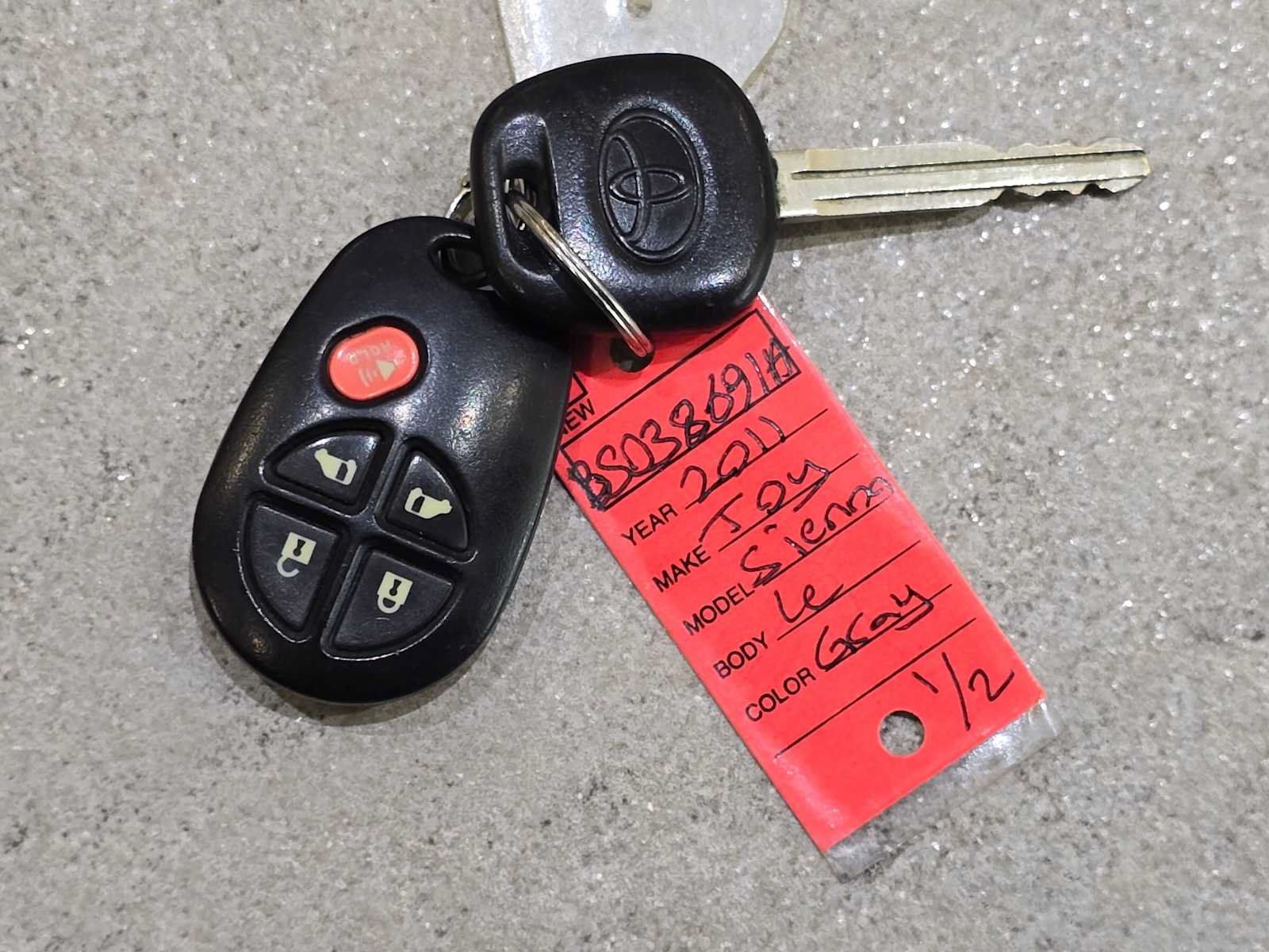 Used 2011 Toyota Sienna LE w/ Towing Pkg FWD image 30
