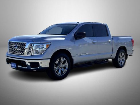 Used 2018 Nissan Titan SV w/ SV Convenience Package image 1