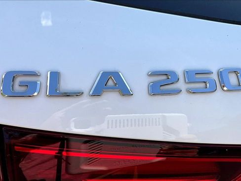 Certified 2025 Mercedes-Benz GLA 250 4MATIC image 33