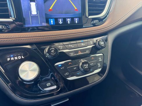 Used 2017 Chrysler Pacifica Limited w/ Advanced Safetytec Group FWD image 30
