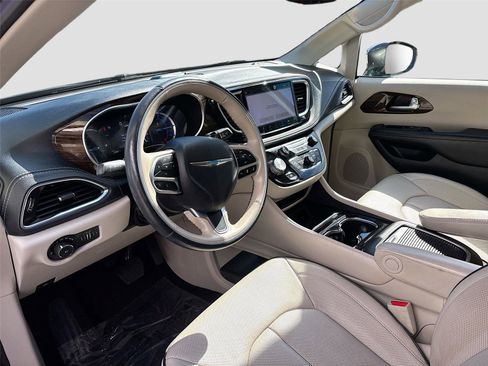 Used 2021 Chrysler Pacifica Limited image 10