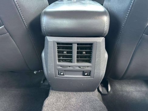 Used 2010 Chrysler 300 C w/ Luxury Group II RWD image 20