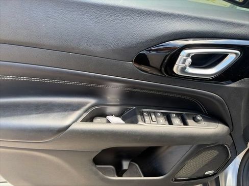 Used 2022 Jeep Compass Latitude w/ Sun and Sound Group FWD image 17