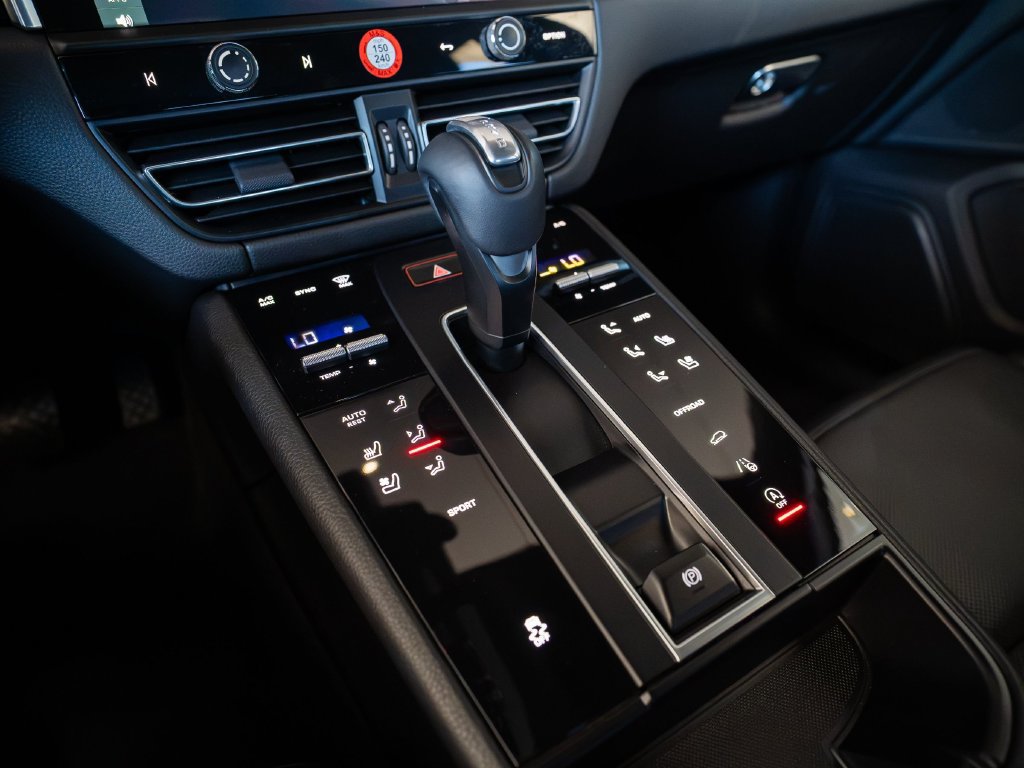 Certified 2023 Porsche Macan AWD/4WD image 19