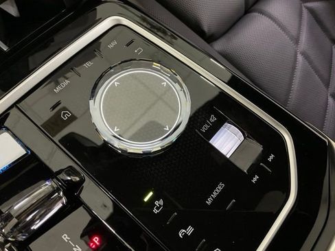 Used 2024 BMW i7 xDrive60 image 28