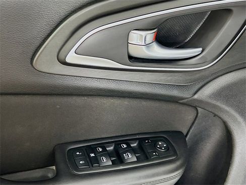 Used 2015 Chrysler 200 Limited image 9