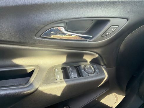Used 2018 Chevrolet Equinox LT FWD image 19