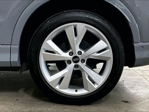 Used 2023 Audi Q4 e-tron Prestige image 12