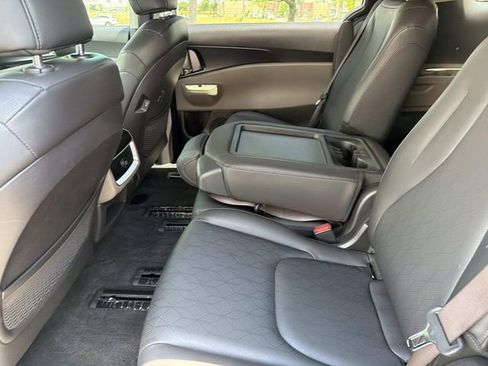 Used 2025 Kia Carnival FWD image 12