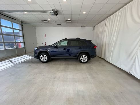 Used 2021 Toyota RAV4 XLE AWD/4WD image 5