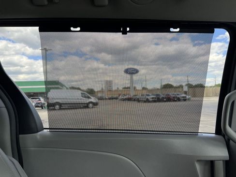 Used 2017 Toyota Sienna XLE w/ XLE Navigation Package FWD image 43
