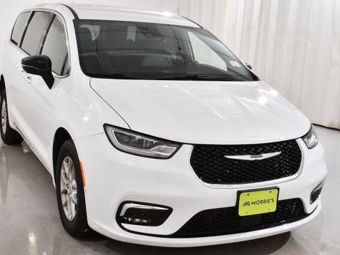 Used 2026 Chrysler Pacifica Select FWD image 5