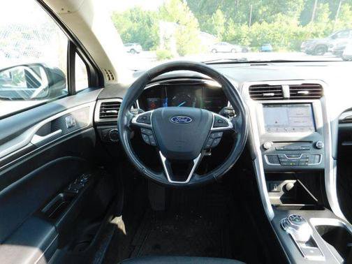Used 2017 Ford Fusion SE w/ Equipment Group 202A AWD/4WD image 15