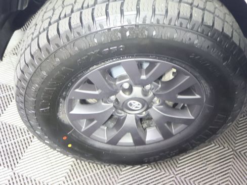 Used 2020 Toyota Tacoma SR5 AWD/4WD image 19