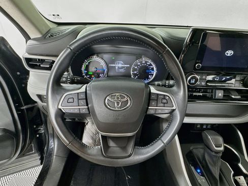 Used 2023 Toyota Highlander LE AWD/4WD image 13