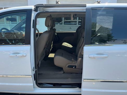 Used 2016 Chrysler Town & Country Touring FWD image 6
