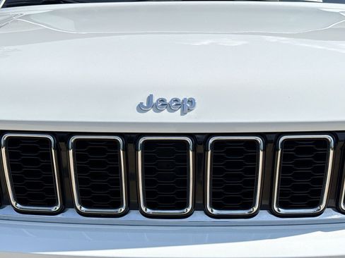 Used 2023 Jeep Grand Cherokee L Limited AWD/4WD image 12