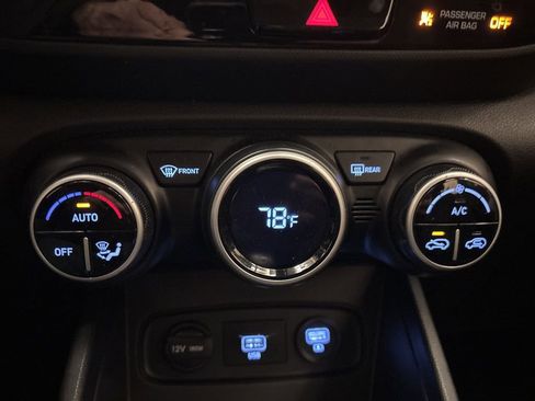 Used 2020 Hyundai Venue SEL image 18