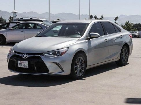 Certified 2016 Toyota Camry SE FWD image 3