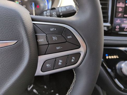Used 2026 Chrysler Pacifica Limited FWD image 27
