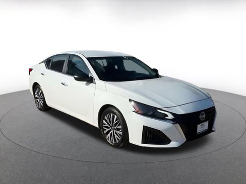 Used 2025 Nissan Altima 2.5 SV FWD image 3