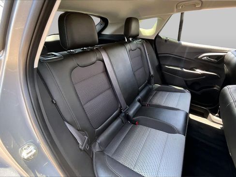 Used 2025 Chevrolet Trax LT FWD image 19