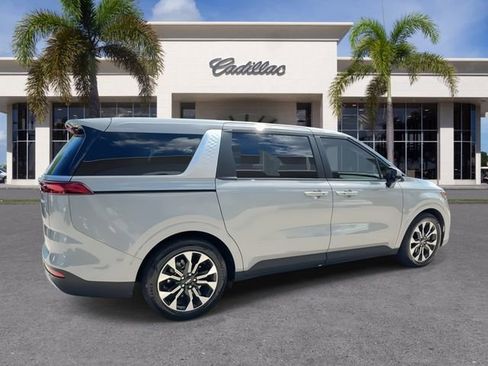 Used 2024 Kia Carnival EX image 15