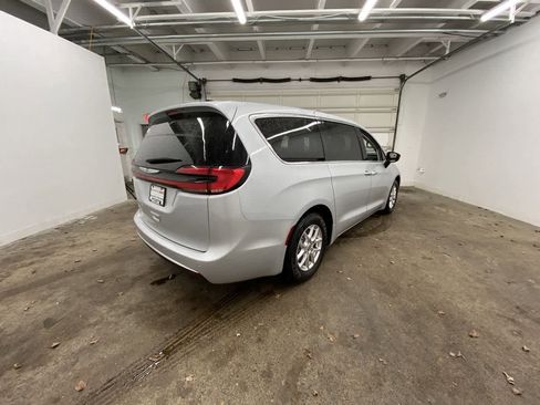 Used 2024 Chrysler Pacifica Touring-L image 6