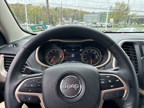 Used 2018 Jeep Cherokee Limited AWD/4WD image 9