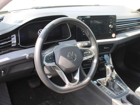 Used 2025 Volkswagen Jetta SE FWD image 9