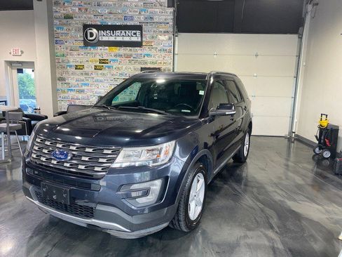 Used 2017 Ford Explorer XLT w/ Equipment Group 202A AWD/4WD image 4