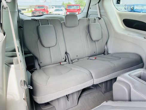 Used 2017 Chrysler Pacifica Touring w/ Tire & Wheel Group image 27