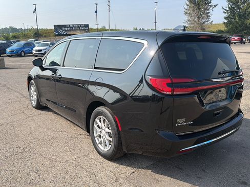 Used 2025 Chrysler Pacifica Select FWD image 6