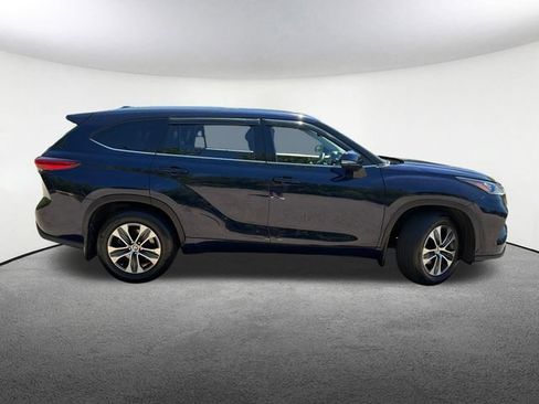 Used 2020 Toyota Highlander XLE AWD/4WD image 14