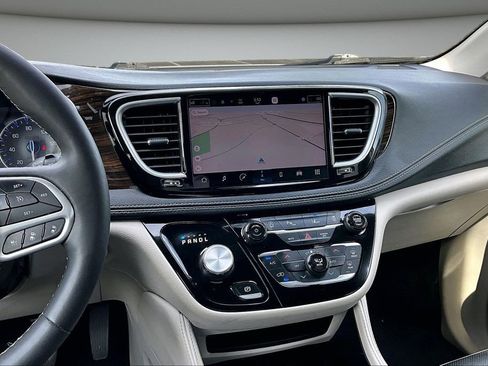 Used 2023 Chrysler Pacifica Limited FWD image 9
