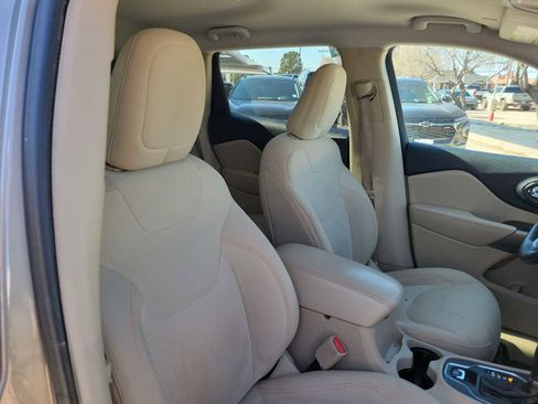 Used 2019 Jeep Cherokee Latitude w/ Popular Appearance Group image 10