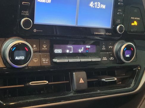 Used 2020 Toyota Highlander XLE image 29