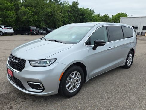 Used 2024 Chrysler Pacifica Touring-L FWD image 4